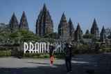 Wisatawan mengunjungi kompleks Taman Wisata Candi (TWC) Prambanan di Sleman, DI Yogyakarta, Rabu (1/7/2020). PT. Taman Wisata Candi Borobudur, Prambanan dan Ratu Boko membuka kembali kunjungan wisata Candi Prambanan pada Rabu (1/7/2020) dengan menerapkan protokol kesehatan ketat serta pembatasan jumlah pengunjung setelah tutup selama tiga bulan akibat pandemi COVID-19. ANTARA FOTO/Hendra Nurdiyansyah/nym.