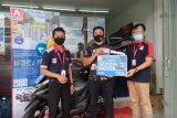 Ferdi Palit Pelanggan asal Tomohon dapat Sepeda Motor dari Alfamidi