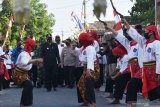 Wali Kota Madiun Maidi (kiri) dan Kapolres Madiun Kota AKBP R. Bobby Aria Prakasa (ketiga kiri) disambut para pesilat sesaat sebelum meresmikan Padepokan Tangguh Semeru Perguruan Pencak Silat Merpati Putih di Kota Madiun, Jawa Timur, Rabu (1/7/2020). Peresmian Padepokan Tangguh Semeru Pencak Silat tersebut dimaksudkan untuk mendukung kegiatan berlatih pencak silat di padepokan tersebut dengan menerapkan protokol kesehatan guna mendukung upaya pencegahan penyebaran COVID-19. Antara Jatim/Siswowidodo/zk