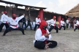 Para pesilat memperlihatkan gerakan silat saat peresmikan Padepokan Tangguh Semeru Perguruan Pencak Silat Merpati Putih di Kota Madiun, Jawa Timur, Rabu (1/7/2020). Peresmian Padepokan Tangguh Semeru Pencak Silat tersebut dimaksudkan untuk mendukung kegiatan berlatih pencak silat di padepokan tersebut dengan menerapkan protokol kesehatan guna mendukung upaya pencegahan penyebaran COVID-19. Antara Jatim/Siswowidodo/zk