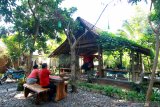 Wisatawan stay vacation menghabiskan waktu di penginapan Didu's Homestay di Banyuwangi, Jawa Timur, Kamis (2/7/2020). Konsep stay vacation mulai diminati masyarakat, karena mereka tetap dapat berwisata dari penginapan. Antara Jatim/Budi Candra Setya/zk.