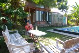 Wisatawan stay vacation menghabiskan waktu di penginapan Didu's Homestay di Banyuwangi, Jawa Timur, Kamis (2/7/2020). Konsep stay vacation mulai diminati masyarakat, karena mereka tetap dapat berwisata dari penginapan. Antara Jatim/Budi Candra Setya/zk.