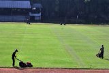 Pekerja saat memotong rumput lapangan sepak bola di Stadion Pajajaran, Kota Bogor, Provinsi Jawa Barat, Rabu (1/7/2020). Dinas Pemuda dan Olahraga (Dispora) Kota Bogor tetap melakukan perawatan Stadion Pajajaran, Bogor di tengah Pandemi COVID-19 dan masa transisi Pembatasan Sosial Berskala Besar (PSBB) meski Pemerintah Kota Bogor belum secara resmi membuka fasilitas umum tersebut.  (ANTARA FOTO/Arif Firmansyah).