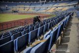 Pekerja memasang tanda dilarang duduk di tribun VIP Stadion Gelora Bandung Lautan Api (GBLA) di Gedebage, Bandung, Jawa Barat, Kamis (2/7/2020). Pemerintah Kota Bandung siap menjadikan Stadion GBLA menjadi tempat latihan klub liga 1 Persib Bandung setelah memperbaiki beberapa fasilitas yang mengalami kerusakan. ANTARA JABAR/Raisan Al Farisi/agr