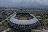 Foto udara Stadion Gelora Bandung Lautan Api (GBLA) di Gedebage, Bandung, Jawa Barat, Kamis (2/7/2020). Pemerintah Kota Bandung siap menjadikan Stadion GBLA menjadi tempat latihan klub liga 1 Persib Bandung setelah memperbaiki beberapa fasilitas yang mengalami kerusakan. ANTARA JABAR/Raisan Al Farisi/agr