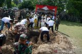 Tatapan terakhir Pelda Anumerta Rama Wahyudi saat dimakamkan