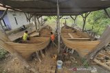 Pekerja menyelesaikan pembuatan perahu tradisional di Desa Pagirikan, Kecamatan Pasekan, Indramayu, Jawa Barat, Jumat (3/7/2020). Desa Pagirikan diberi julukan sebagai kampung perahu karena sekitar 70 persen warganya berprofesi sebagai pembuat perahu tradisional. ANTARA JABAR/Dedhez Anggara/agr