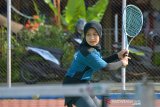 Atlet Soft Tenis Putri, Ella Faradilla berusaha mengembalikan bola ke arah lawanya saat mengikuti latihan di Banda Aceh, Jumat (3/7/2020). Delapan atlet nasional cabang olahraga Soft Tenis asal Aceh yang tetap berlatih di tengah pandemi COVID-19 itu untuk persiapan PON Papua. Antara Aceh/Ampelsa.