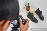 Pekerja memotret produk sepatu Prospero yang akan dipasarkan melalui platform digital di Kota Tasikmalaya, Jawa Barat, Jumat (3/7/2020). Menurut data Kementerian Komunikasi dan Informatika sebanyak 9,4 juta UMKM sudah menggunakan atau memasarkan produknya melalui e-commerce marketplace dan mendapatkan manfaat penggunaan teknlogi digital untuk transaksi lintas batas. ANTARA JABAR/Adeng Bustomi/agr