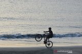 Seorang pengunjung melakukan olahraga bersepeda di pantai wisata Kampung Jawa, Banda Aceh, Jumat (3/7/2020). Olahraga bersepeda menjadi tren baru masyarakat dalam tatanan normal baru untuk meningkat stamina di tengah pandemi COVID-19. Antara Aceh/Ampelsa