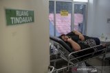 Penderita obesitas Heni Jubaedah (47) berada di dalam ruang tindakan di RSUD Kabupaten Sumedang, Jawa Barat, Jumat (3/7/2020). Heni Jubaedah yang saat ini memiliki berat badan 145,4 kilogram dengan tinggi badan 145 cm mendapat bantuan dari Pemerintah Kabupaten Sumedang untuk menjalani program diet karena keterbatasan biaya. ANTARA JABAR/Raisan Al Farisi/agr