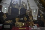 Pengunjung mengamati mahkota binokasih yang terbuat dari emas peninggalan Kerajaan Sumedang Larang di Kabupaten Sumedang, Jawa Barat, Jumat (3/7/2020). Kerajaan Sumedang Larang yang memiliki peninggalan berupa bangunan keraton yang dibuat pada 1706, mahkota binokasih, senjata pusaka, nashkah-naskah kuno dan alat musik gamelan yang dibuat pada 1625 hingga 1825 tersebut saat ini telah menjadi Museum Prabu Geusan Ulun yang dikelola oleh Yayasan Nadzhir Wakaf Pangeran Sumedang. ANTARA JABAR/Raisan Al Farisi/agr