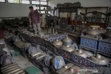 Petugas menunjukan gamelan yang dibuat pada 1625 peninggalan Kerajaan Sumedang Larang di Kabupaten Sumedang, Jawa Barat, Jumat (3/7/2020). Kerajaan Sumedang Larang yang memiliki peninggalan berupa bangunan keraton yang dibuat pada 1706, mahkota binokasih, senjata pusaka, nashkah-naskah kuno dan alat musik gamelan yang dibuat pada 1625 hingga 1825 tersebut saat ini telah menjadi Museum Prabu Geusan Ulun yang dikelola oleh Yayasan Nadzhir Wakaf Pangeran Sumedang. ANTARA JABAR/Raisan Al Farisi/agr