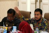 Ketua DPRK Banda Aceh Farid Nyak Umar (kanan) dan Wali Kota Banda Aceh Aminullah Usman (kiri) mengikuti rapat koordinasi penanganan COVID-19 di Banda Aceh, Aceh, Jumat (3/7/2020). Forum Koordinasi Pimpinan Daerah (Forkopimda) Kota Banda Aceh akan meningkat pengawasan terhadap pelaksanaan protokol kesehatan di perkantoran, tempat umum dan sarana publik guna mengantispasi penyebaran serta peningatan penderita COVID-19. ANTARA FOTO/Irwansyah Putra.