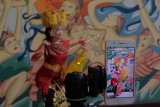 Seorang seniman menampilkan tari Joged Bumbung dalam pagelaran secara virtual di Gedung Kesenian Dharma Negara Alaya, Denpasar, Bali, Jumat (3/7/2020). Kegiatan tersebut untuk menghibur masyarakat melalui media “online” atau daring sekaligus aktivitas kesenian para seniman meskipun masa pandemi COVID-19. ANTARA FOTO/Nyoman Hendra Wibowo/nym.