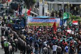 Sejumlah sopir truk berunjuk rasa di Surabaya, Jawa Timur, Jumat (3/7/2020). Para sopir truk logistik itu memprotes tes cepat (rapid test) COVID-19 berbayar yang diterapkan di pelabuhan penyeberangan Ketapang-Gilimanuk. ANTARA FOTO/Didik Suhartono/wsj.