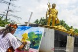 Seniman melukis monumen Soeroto Koento di Desa Warungbambu, Karawang, Jawa Barat, Sabtu (4/7/2020). Kegiatan tersebut merupakan seri kelima 