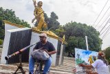 Seniman melukis monumen Soeroto Koento di Desa Warungbambu, Karawang, Jawa Barat, Sabtu (4/7/2020). Kegiatan tersebut merupakan seri kelima 