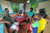Satgas TMMD lakukan komunikasi sosial dengan warga kampung Natabui