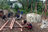 Warga Natabui Kepulauan Yapen bantu kegiatan TMMD