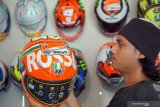 Seniman menunjukkan hasil modifikasi ulang desain warna dan sebagian bentuk helmet pabrikan dengan teknik 