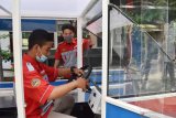 Siswa SMK Model PGRI 1 Mejayan menyiapkan pengoperasian Mobil Listrik (Moblis) Usaha Mikro, Kecil dan Menengah (UMKM) hasil buatannya di Mejayan, Kabupaten Madiun, Jawa Timur, Jumat (3/7/2020). Sejumlah siswa di sekolah tersebut berhasil membuat mobil listrik yang dirancang untuk mendukung pelaku UMKM memasarkan produknya dan akan dipasarkan dengan harga Rp20 juta per unit. Antara Jatim/Siswowidodo/zk