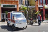 Siswa SMK Model PGRI 1 Mejayan mengoperasikan Mobil Listrik (Moblis) Usaha Mikro, Kecil dan Menengah (UMKM) hasil buatannya di Mejayan, Kabupaten Madiun, Jawa Timur, Jumat (3/7/2020). Sejumlah siswa di sekolah tersebut berhasil membuat mobil listrik dengan nama Moblis UMKM SMK Model yang dirancang untuk mendukung pelaku UMKM memasarkan produknya dan akan dipasarkan dengan harga Rp20 juta per unit. Antara Jatim/Siswowidodo/zk