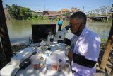 Anggota tim peneliti dari Ecological Observation and Wetlands Conservation (Ecoton) mengamati kandungan mikroplastik dari sampel air sungai menggunakan mikroskop saat penelitian di kawasan Karang Pilang, Surabaya, Jawa Timur, Sabtu (4/7/2020). Dalam penelitian tersebut tim peneliti Ecoton menemukan sejumlah polutan berbahaya dan mengidentifikasi enam mikroplastik yang dapat merusak ekosistem serta mencemari sungai Surabaya yaitu dari bentukan fiber, fragment, filament, granular, foam dan pelet. Antara Jatim/Moch Asim/zk.