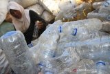 Seorang perempuan memilah dan mengumpulkan sampah plastik di Tempat Pembuangan Akhir (TPA) Desa Mata Ie, Kecamatan Meureubo, Aceh Barat, Aceh, Sabtu (4/7/2020). Pemanfaatan sampah plastik selain dapat didaur ulang menjadi cacahan plastik, juga dapat dimanfaatkan untuk membuat berbagai kerajinan yang memiliki nilai ekonomi. Antara Aceh/Syifa Yulinnas.