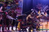 Kelompok musik daerah Sanggar Sendratasik memainkan alat musik tradisional saat mengikuti lomba musik etnik pedalaman Dayak Kalteng di Taman Budaya, Palangkaraya, Kalimantan Tengah, Selasa (30/6/2020) malam. Lomba yang diikuti oleh sejumlah mahasiswa di kota tersebut sebagai upaya seniman daerah setempat untuk melestarikan budaya Dayak Kalteng serta membangkitkan semangat seniman saat pandemi COVID-19. ANTARA FOTO/Makna Zaezar/aww.