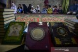 Taman Pengajian Anak terima pembagian Alquran