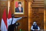  Menko Polhukam Mahfud MD di dampingi Gubernur Jawa Timur Khofifah Indar Parawansa  (kanan) memberikan keterangan saat diskusi terkait  Rencana Undang-undang (RUU) Haluan Ideologi Pancasila (HIP) di hadapan Forum Komunikasi Umat Beragama di Gedung Negara Grahadi, Surabaya, Jawa Timur, Minggu (5/7/2020). Kunjungan tersebut dalam rangka menyerahkan bantuan penanganan COVID-19 di Jawa Timur dan diskusi bersama Forum Komunikasi Umat Beragama  terkait Rencana Undang-undang (RUU) Haluan Ideologi Pancasila (HIP). Antara Jatim/Zabur Karuru