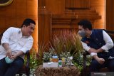 Menteri BUMN Erick Thohir (kiri) berbincang dengan Wakil gubernur Jawa Timur Emil Elestianto Dardak  (kanan) sebelum penyerahan bantuan penanganan COVID-19 di Gedung Negara Grahadi, Surabaya, Jawa Timur, Minggu (5/7/2020). Kunjungan tersebut dalam rangka menyerahkan bantuan penanganan COVID-19 di Jawa Timur dan diskusi bersama Forum Komunikasi Umat Beragama (FKUB) terkait Rencana Undang-undang (RUU) Haluan Ideologi Pancasila (HIP). Antara Jatim/Zabur Karuru