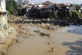 BERMAIN DI ALIRAN SUNGAI CILIWUNG