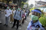 Sejumlah peserta antre dengan jarak sebelum mengikuti Ujian Tulis Berbasis Komputer (UTBK) Seleksi Bersama Masuk Perguruan Tinggi Negeri (SBMPTN) tahap 1 di Kampus Universitas Pendidikan Indonesia (UPI), Bandung, Jawa Barat, Minggu (5/7/2020). Lembaga Tes Masuk Perguruan Tinggi menerapkan protokol kesehatan selama penyelenggaraan UTBK SBMPTN tahap 1 yang diikuti oleh 579.069 peserta. ANTARA JABAR/Raisan Al Farisi/agr