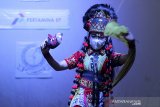 Penari mementaskan tari Topeng Klana saat pertunjukan secara daring di Pekandangan, Indramayu, Jawa Barat, Sabtu (4/7/2020) malam. Pertamina EP Field Jatibarang bersama sanggar seni Topeng Mimi Rasinah menggelar pentas secara daring dengan tema Geliat Seni Bersama Pertamina EP itu sebagai bentuk kontribusi terhadap warisan budaya melalui media sosial. ANTARA JABAR/Dedhez Anggara/agr