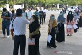 Petugas melakukan tes suhu badan sejumlah peserta sebelum mengikuti Ujian Tulis Berbasis Komputer Seleksi Bersama Masuk perguruan Tinggi (UTBK-SBMPTN) di Universitas Syiah Kuala (Unsyiah) Banda Aceh, Minggu (5/7/2020). UTBK-SBMPTN yang diikuti sekitar 9.000 peserta dari berbagai daerah itu berlangsung hingga 11 Juli 2020 dengan menerapkan protokol kesehatan untuk mencengah penyebaran COVID-19. Antara Aceh/Ampelsa.