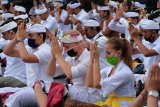 Dua warga negara Inggris mengikuti persembahyangan bersama dalam upacara Pamahayu Jagat di Pura Besakih, Karangasem, Bali, Minggu (5/7/2020). Upacara tersebut untuk memohon keselamatan menjelang dimulainya tahapan pertama tatanan normal baru di Bali pada 9 Juli 2020 dan segera berhentinya wabah COVID-19. ANTARA FOTO/Nyoman Hendra Wibowo/nym.