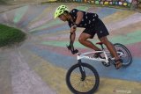 Atlet downhill melakukan latihan menggunakan sepeda bmx di sirkuit Taman Lalu Lintas Bantaran Sungai Madiun, Kota Madiun, Jawa Timur, Minggu (5/7/2020). Meskipun masih dalam masa pandemi COVID-19, sejumlah atlet downwill mulai melakukan latihan kembali guna menyiapkan diri bila sewaktu-waktu ingin mengikuti kejuaraan downhill. Antara Jatim/Siswowidodo/zk