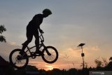 Atlet downhill melakukan latihan menggunakan sepeda bmx di sirkuit Taman Lalu Lintas Bantaran Sungai Madiun, Kota Madiun, Jawa Timur, Minggu (5/7/2020). Meskipun masih dalam masa pandemi COVID-19, sejumlah atlet downwill mulai melakukan latihan kembali guna menyiapkan diri bila sewaktu-waktu ingin mengikuti kejuaraan downhill. Antara Jatim/Siswowidodo/zk