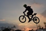 Atlet downhill melakukan latihan menggunakan sepeda bmx di sirkuit Taman Lalu Lintas Bantaran Sungai Madiun, Kota Madiun, Jawa Timur, Minggu (5/7/2020). Meskipun masih dalam masa pandemi COVID-19, sejumlah atlet downwill mulai melakukan latihan kembali guna menyiapkan diri bila sewaktu-waktu ingin mengikuti kejuaraan downhill. Antara Jatim/Siswowidodo/zk