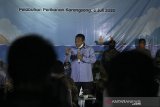 Menteri Kelautan dan Perikanan Edhy Prabowo berdialog dengan nelayan saat kunjungan kerja di pelabuhan perikanan Karangsong, Indramayu, Jawa Barat, Senin (6/7/2020) malam. Kunjungan kerja tersebut untuk mendengar permasalahan dan aspirasi nelayan khususnya di masa Pandemi COVID-19. ANTARA JABAR/Dedhez Anggara/agr