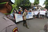 Warga berunjuk rasa menuntut pencairan dana kompensasi tempat pembuangan akhir (TPA) Klotok di Balai Kota Kediri, Jawa Timur, Senin (6/7/2020). Aksi puluhan warga Kelurahan Pojok yang bertempat tinggal dekat dengan TPA tersebut dipicu belum dibayarkannya dana kompensasi dampak TPA tahun 2020 sekaligus menuntut transparansi pembagian bantuan sosial dampak COVID-19 yang dinilai tidak sesuai dengan ketentuan. Antara Jatim/Prasetia Fauzani/zk.