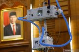 Ventilator High Flow Nasal Cannula (HFNC) bantuan dari Lembaga Ilmu Pengetahuan Indonesia (LIPI) diperlihatkan di Gedung Negara Grahadi, Surabaya, Jawa Timur, Selasa (7/7/2020). LIPI menyerahkan bantuan satu unit ventilator HFNC buatan Indonesia kepada pemerintah provinsi Jawa Timur yang berfungsi untuk memberikan terapi oksigen beraliran tinggi dan mencegah pasien tidak sampai gagal nafas sebagai upaya percepatan penanganan COVID-19 di Jawa Timur. Antara Jatim/Moch Asim/zk.