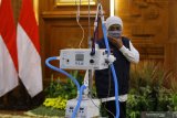 Gubernur Jawa Timur Khofifah Indar Parawansa melihat ventilator High Flow Nasal Cannula (HFNC) bantuan dari Lembaga Ilmu Pengetahuan Indonesia (LIPI) di Gedung Negara Grahadi, Surabaya, Jawa Timur, Selasa (7/7/2020). LIPI menyerahkan bantuan satu unit ventilator HFNC buatan Indonesia kepada pemerintah provinsi Jawa Timur yang berfungsi untuk memberikan terapi oksigen beraliran tinggi dan mencegah pasien tidak sampai gagal nafas sebagai upaya percepatan penanganan COVID-19 di Jawa Timur. Antara Jatim/Moch Asim/zk.