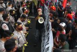 Mahasiswa yang tergabung dalam Perhimpunan Mahasiswa Katolik Republik Indonesia (PMKRI) berunjuk rasa di depan Gedung DPRD, Malang, Jawa Timur, Selasa (7/7/2020). Aksi yang berlangsung ricuh tersebut memprotes Permendikbud Nomor 25 tahun 2020 tentang Uang Kuliah Tunggal (UKT) serta skema pengajuan keringanan UKT bagi mahasiswa Perguruan Tinggi Negeri (PTN) dan Perguruan Tinggi Swasta (PTS) terdampak COVID-19 yang dinilai berbelit-belit dan tidak adil. Antara Jatim/Ari Bowo Sucipto/zk.