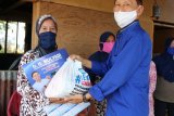 Anggota DPR-RI Mulyadi salurkan paket bantuan bahan pokok bagi warga Padang