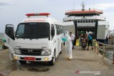 Petugas medis menjemput salah seorang pekerja kapal KMP Teluk Sinabang yang diduga reaktif COVID-19 di Pelabuhan penyeberangan Meulaboh-Sinabang Desa Gampong Teungoh, Samatiga, Aceh Barat, Aceh, Selasa (7/7/2020). Tim Gugus Pencegahan dan Penanggulangan (COVID-19) Kabupaten Aceh Barat menjemput salah seorang pekerja kapal dengan inisial WA (29) untuk menjalani proses karantina karena diduga reaktif COVID-19 seusai menjalani pemeriksaan cepat (rapid test). Antara Aceh/Syifa Yulinnas.