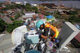 Teknisi melakukan pemeliharaan perangkat Base Transceiver Station (BTS) milik XL Axiata di Banjarmasin, Kalimantan Selatan, Selasa (7/7/2020). XL Axiata siap memasuki era normal baru (new normal), termasuk menyediakan jaringan data yang memadai untuk melayani sekitar satu juta pelanggan di seluruh Kalimantan Selatan. Berdasarkan trafik data XL Axiata saat ini telah kembali melandai setelah sempat meningkat secara rata-rata hingga 15 persen dibandingkan hari normal sebelum ada pandemi Covid-19. Foto Antaranews Kalsel/Bayu Pratama S.