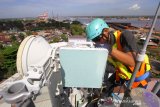 Teknisi melakukan pemeliharaan perangkat Base Transceiver Station (BTS) milik XL Axiata di Banjarmasin, Kalimantan Selatan, Selasa (7/7/2020). XL Axiata siap memasuki era normal baru (new normal), termasuk menyediakan jaringan data yang memadai untuk melayani sekitar satu juta pelanggan di seluruh Kalimantan Selatan. Berdasarkan trafik data XL Axiata saat ini telah kembali melandai setelah sempat meningkat secara rata-rata hingga 15 persen dibandingkan hari normal sebelum ada pandemi Covid-19. Foto Antaranews Kalsel/Bayu Pratama S.